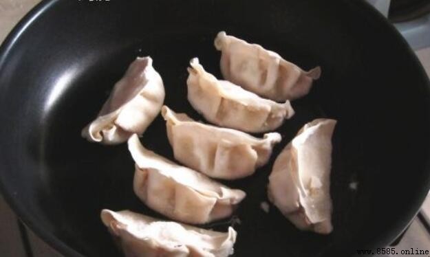 速凍餃子煎鍋步驟，教你輕鬆做出金黃酥脆