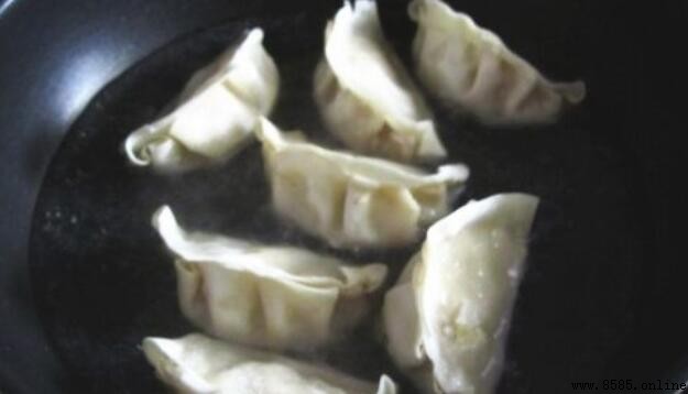 速凍餃子煎鍋步驟，教你輕鬆做出金黃酥脆