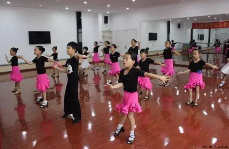 女孩學拉丁舞的潛在風險與注意事項