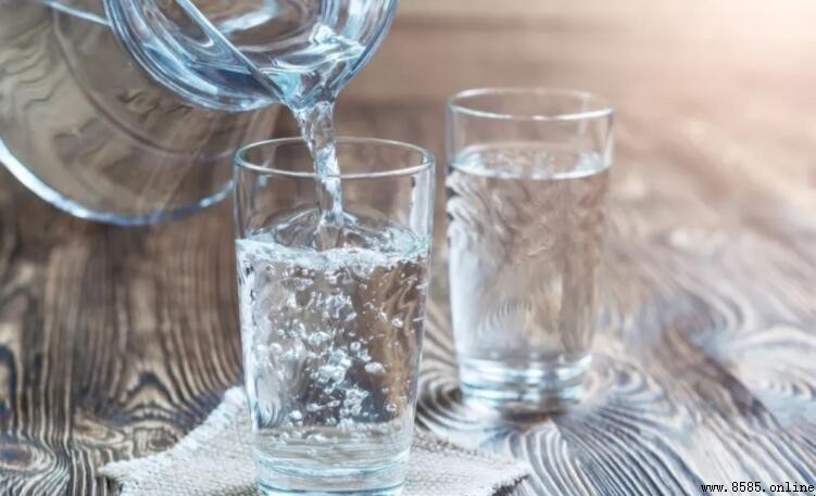 一天要喝多少水？掌握正確攝水量與健康關係