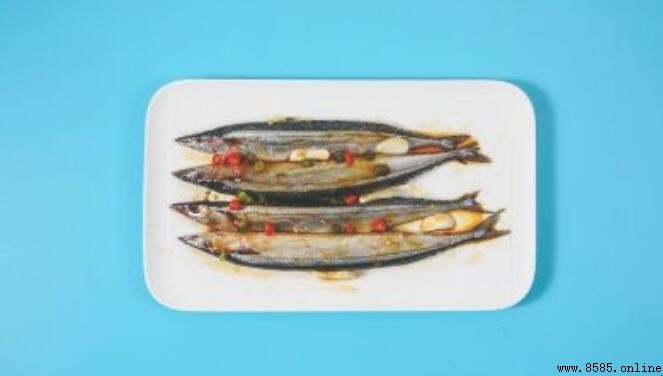 烤秋刀魚教學:烤箱200℃烘烤25分鐘,輕鬆做出鮮嫩多汁營養魚料理