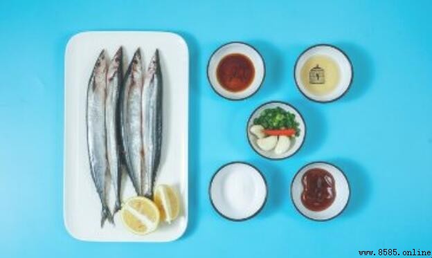 烤秋刀魚教學:烤箱200℃烘烤25分鐘,輕鬆做出鮮嫩多汁營養魚料理
