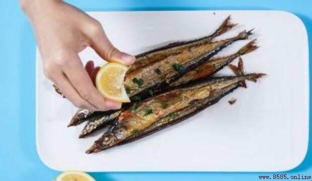 烤秋刀魚教學:烤箱200℃烘烤25分鐘,輕鬆做出鮮嫩多汁營養魚料理