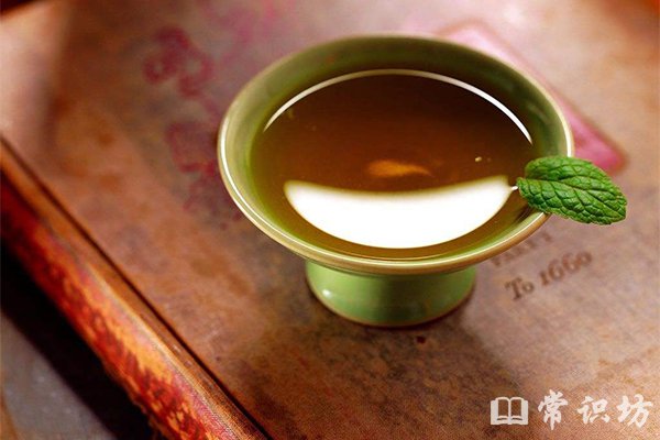 涼茶多喝傷脾胃：夏日飲用須有度，老人小孩特別注意