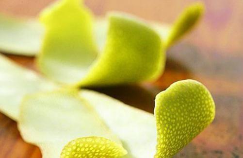 柚子皮的妙用:防虫、祛味与食疗功效