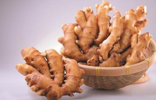 養生保健:生姜水泡腳的好處與正確方法