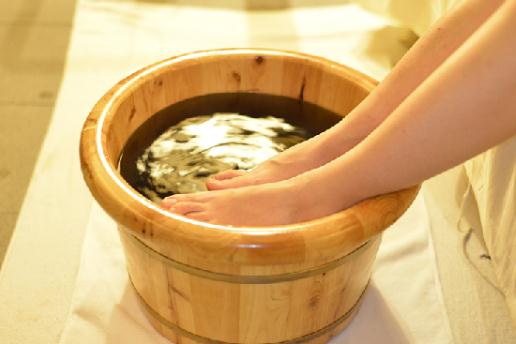 泡腳的好處與正確方法：什麼水泡腳最有效？