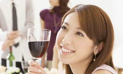 高血壓患者可以少量飲酒嗎?不同酒類的健康功效與飲酒原則