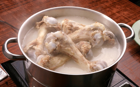 喝骨頭湯能補鈣嗎？正確補鈣的食物推薦