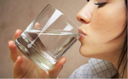 睡前喝水真的会水肿吗?科学解析正确饮水方法