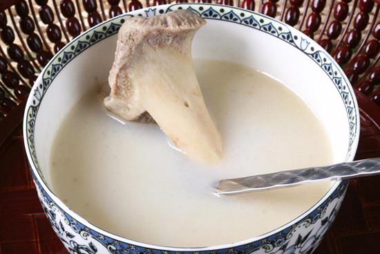 骨折後飲食注意:為何不宜多喝骨頭湯