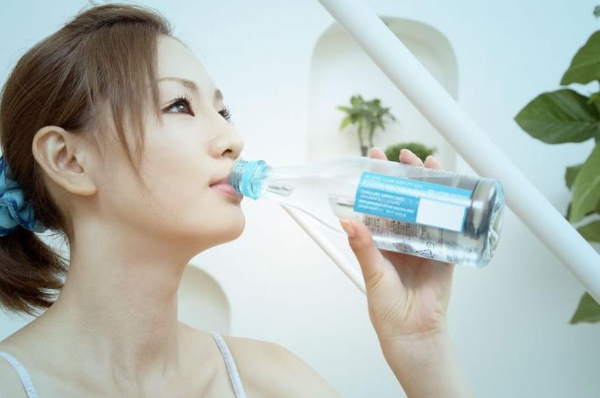 多喝水并非“好处多” 喝水的正确方法