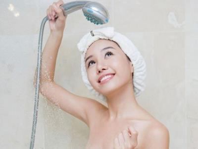 天天洗澡与搓澡全解析:频率、方法与皮肤保护指南