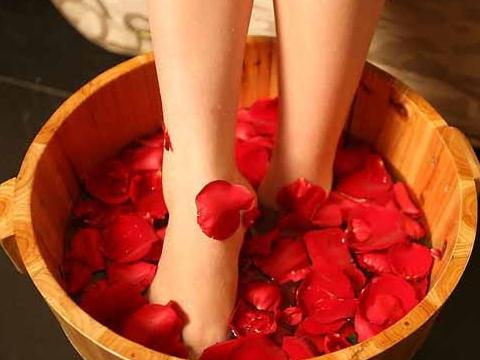 熱水泡腳的好處與正確做法：最佳水溫與方法全解析