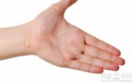 手掌心皮膚粗糙是缺什麼？營養缺乏與症狀對照
