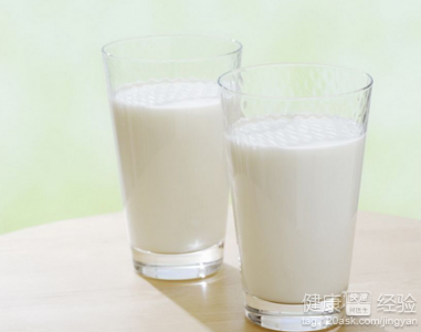 純牛奶搭配禁忌：哪些食物不能與牛奶同食