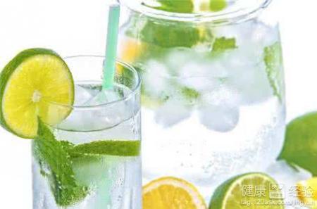 薄荷葉泡水的功效與禁忌：夏季飲品的健康指南