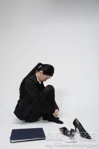 中老年人冬季手部干裂原因及护理方法