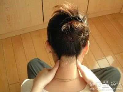 中醫指壓穴位按摩:輕鬆滋潤雙唇,改善乾燥與暗沉