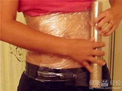 保鮮膜減肥實際效果與潛在皮膚風險解析
