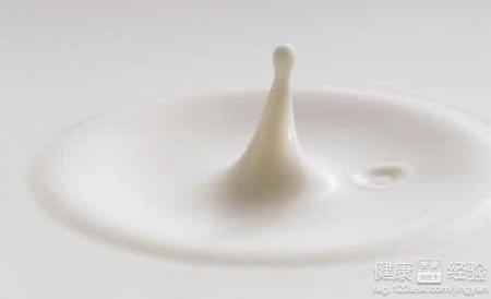 全脂、脫脂、 半脫脂牛奶哪種更健康？營養差異與適宜對象解析