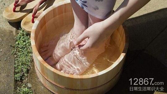 堅持熱水泡腳的益處與正確做法