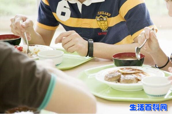 飯前喝水預防疾病?科學揭祕其好處與誤解