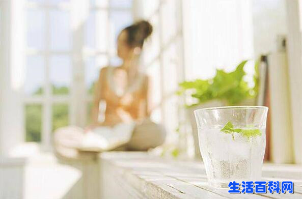 飯前喝水預防疾病?科學揭祕其好處與誤解