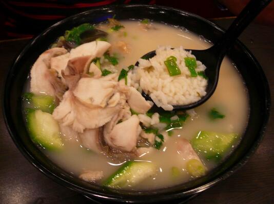 湯泡飯是否傷胃？吃湯泡飯的影響與正確飲食建議