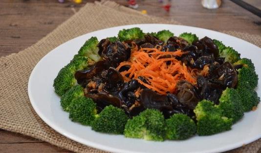 西蘭花與黑木耳：抗癌效果的絕佳搭配