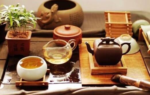秋季養生飲品推薦：幾款滋潤降火的好茶