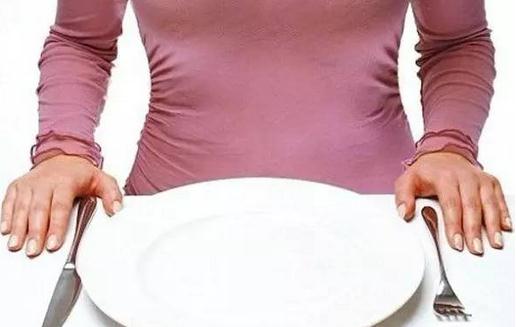 肚子饿時勿亂吃：6種空腹禁忌食物與5個關鍵時刻飲食指南