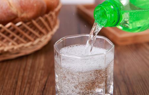 每天一瓶汽水會影響記憶力嗎？科學研究揭露甜飲對大腦的潛在危害