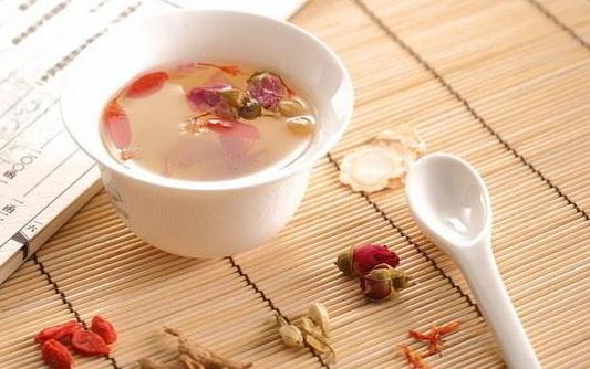 什麼時候喝湯最健康?看胃部狀況與飲食習慣選擇