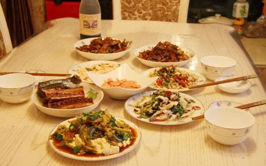 晚上不宜吃的食物清單:6項飲食禁忌與原因