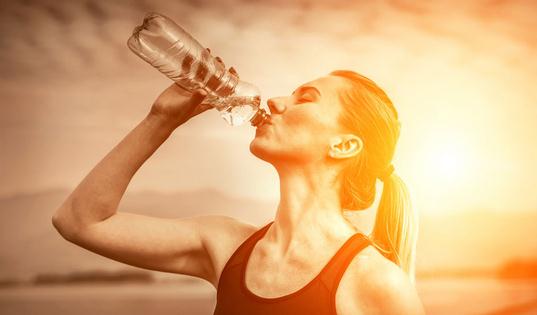 夏季飲水要遵循「6杯水原則」與時段建議