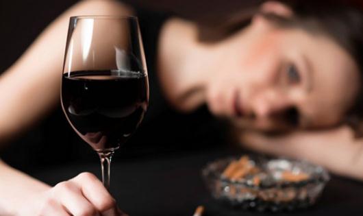 聞酒味也會影響判斷力?研究揭示自控能力的潛在干擾
