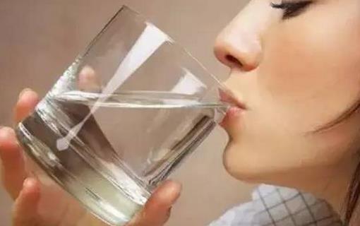 喝水8大致命誤區：避免低鈉血症與心臟負擔