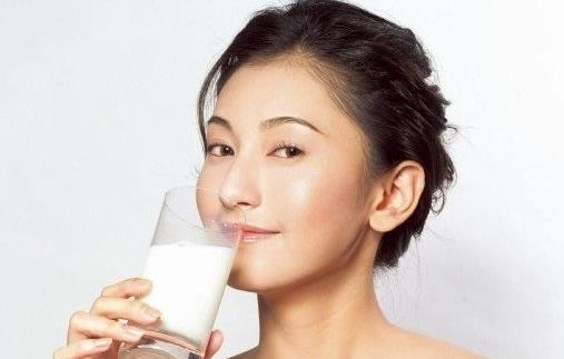 牛奶润燥益肺补脾肾：9种营养吃法与禁忌指南