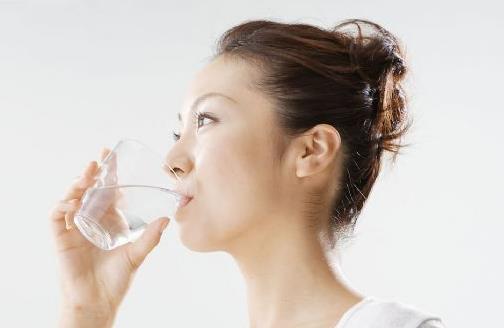 大口喝水防治便秘 - 治疗疾病的喝水方式盘点