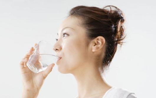 不喝水可以減肥嗎?正確喝水方式對健康與體形至關重要