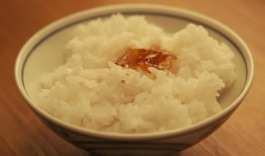 湯泡飯是否傷胃？吃湯泡飯的影響與正確飲食建議