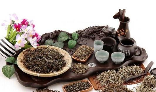 隔夜茶渣的妙用:茶叶消除黑眼圈与其他生活妙招