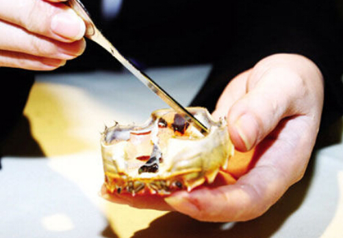 吃完螃蟹的飲後小知識：薑糖水暖胃，梨子助排毒