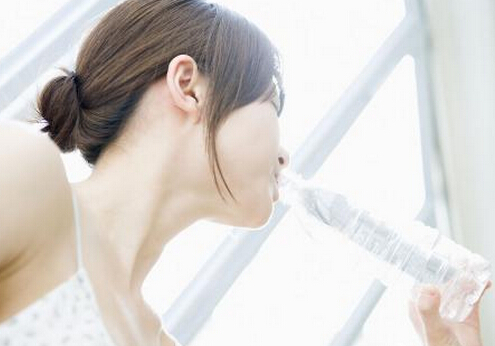 老年人餐前喝水助減重 科學解析喝水與減肥關係