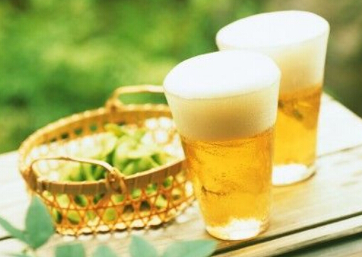喝啤酒能讓你更快樂?探索啤酒的好處與風險