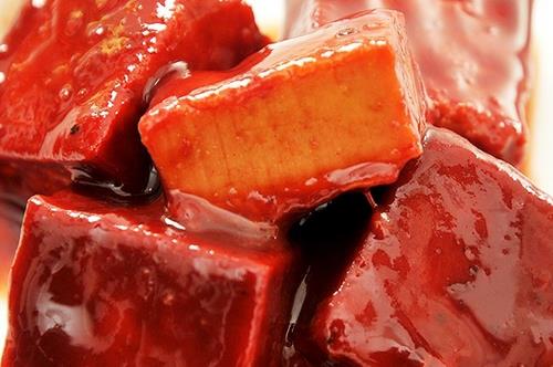 豆腐乳对身体有益吗?解析其营养价值与食用建议