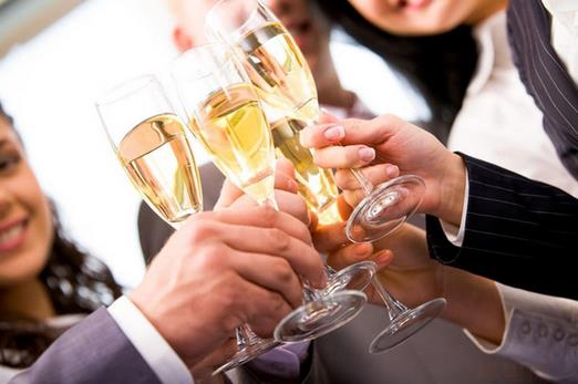 如何喝酒不傷胃？飲酒前護胃食物與注意事項