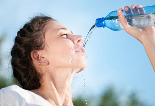 怎樣喝水最健康?掌握正確喝水時間與方式