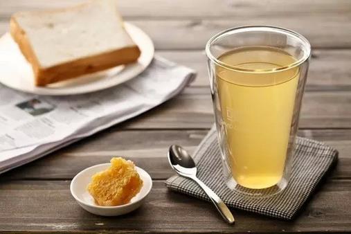 什麼時候喝蜂蜜水最好？比較早上喝與晚上喝的優缺點